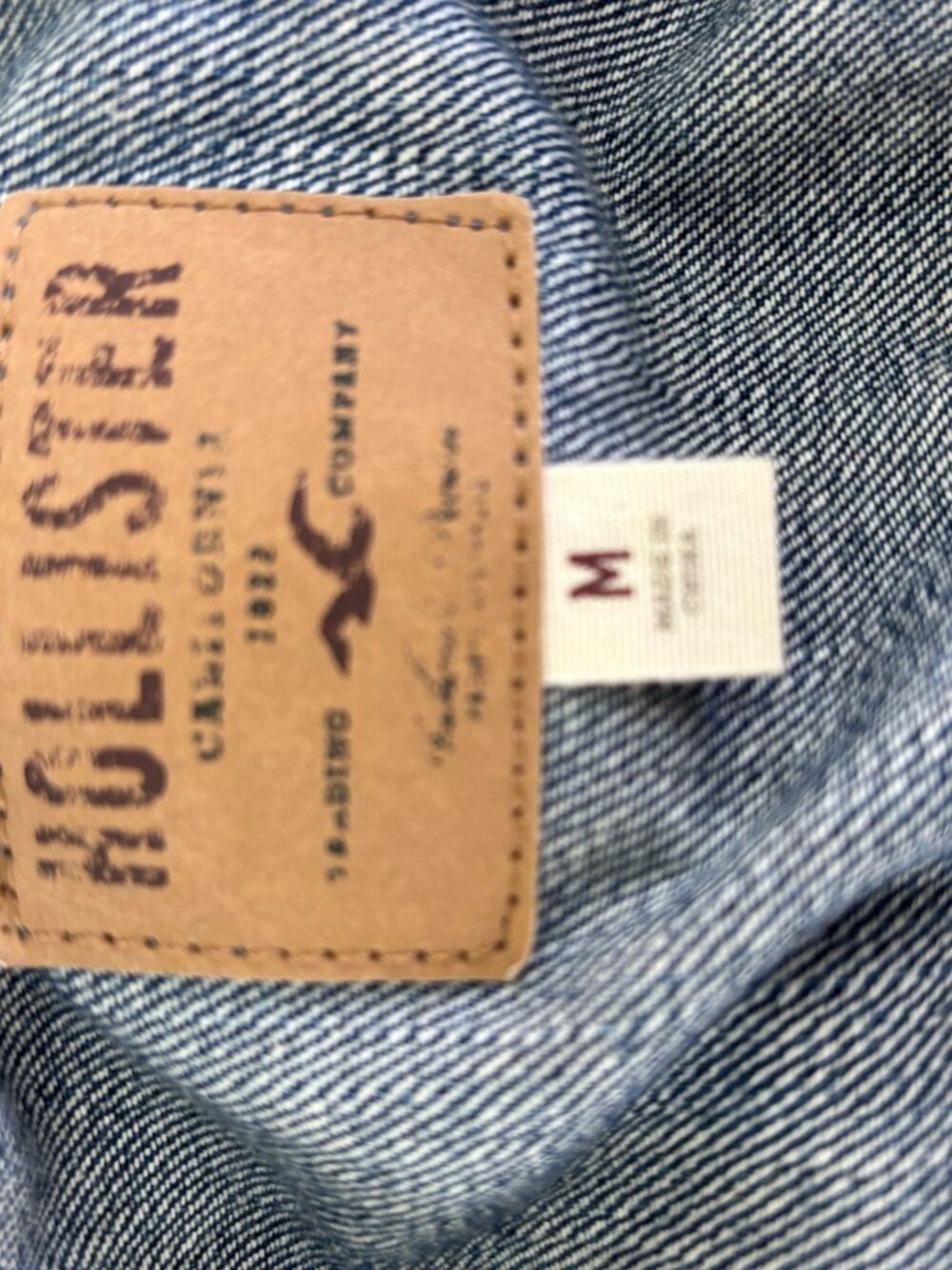 Hollister Distressed Denim Trucker Jacket | Medium Wash | Size M | Like New - Picture 4 of 6